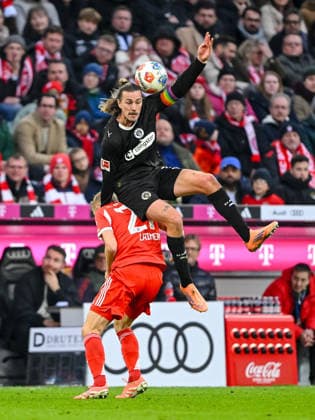 Konrad Laimer (Bayern München) und Jackson Irvine (FC St. Pauli) im Zweikampf waehrend des spiels der Bundesliga zwischen FC Bayern München und FC St. Pauli, Allianz Arena am 29. November 2025 in München, Deutschland. (Foto von Harry Langer DeFodi Images) +++ Konrad Laimer (Bayern München) und Jackson Irvine (FC St. Pauli) battle for the ball during the Bundesliga match between FC Bayern München and FC St. Pauli at Allianz Arena on November 29, 2025 in München, Germany. (Photo by Harry Langer DeFodi Images) DFL regulations prohibit any use of photographs as image sequences and or quasi-video. (Photo by Harry Langer DeFodi Images) DFL regulations prohibit any use of photographs as image sequences and or quasi-video.
