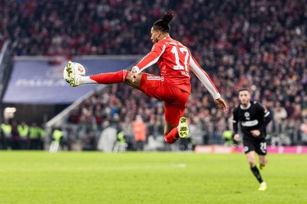 MUENCHEN, GERMANY - NOVEMBER 29: Michael Olise (FC Bayern Muenchen, 17) controls the ball midair during the Bundesliga match between FC Bayern Muenchen vs. FC St. Pauli at Allianz Arena on matchday 12 of the 1. Bundesliga on November 29, 2025 in Muenchen, Germany. DFL REGULATIONS PROHIBIT ANY USE OF PHOTOGRAPHS AS IMAGE SEQUENCES AND OR QUASI-VIDEO. Bayern Germany Copyright: xBEAUTIFULxSPORTS Wunderlx