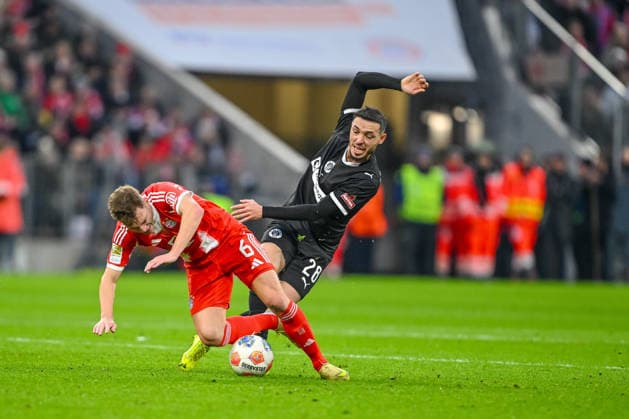 Joshua Kimmich (Bayern München) und Mathias Pereira Lage (FC St. Pauli) im Zweikampf waehrend des spiels der Bundesliga zwischen FC Bayern München und FC St. Pauli, Allianz Arena am 29. November 2025 in München, Deutschland. (Foto von Harry Langer DeFodi Images) +++ Joshua Kimmich (Bayern München) und Mathias Pereira Lage (FC St. Pauli) battle for the ball during the Bundesliga match between FC Bayern München and FC St. Pauli at Allianz Arena on November 29, 2025 in München, Germany. (Photo by Harry Langer DeFodi Images) DFL regulations prohibit any use of photographs as image sequences and or quasi-video. (Photo by Harry Langer DeFodi Images) DFL regulations prohibit any use of photographs as image sequences and or quasi-video.