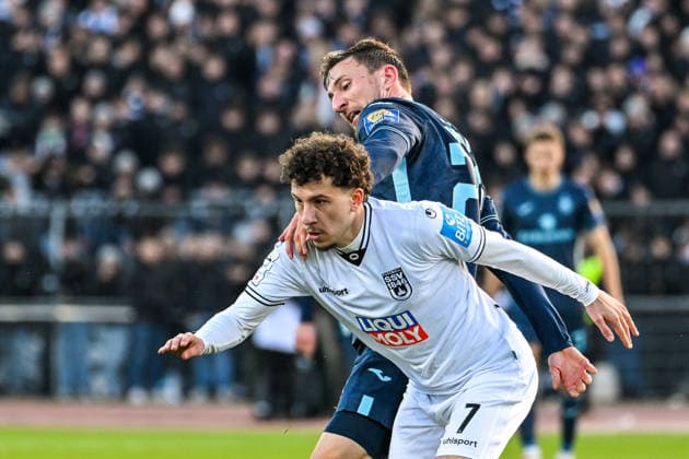GER, 3. Liga, SSV Ulm 1846 vs TSV 1860 München 29.11.2025, Donaustadion, Ulm, GER, 3. Liga, SSV Ulm 1846 vs TSV 1860 München, im Bild verbissener Zweikampf, Ensar Aksakal (SSV Ulm, 7), Philipp Maier (Muenchen, 26)