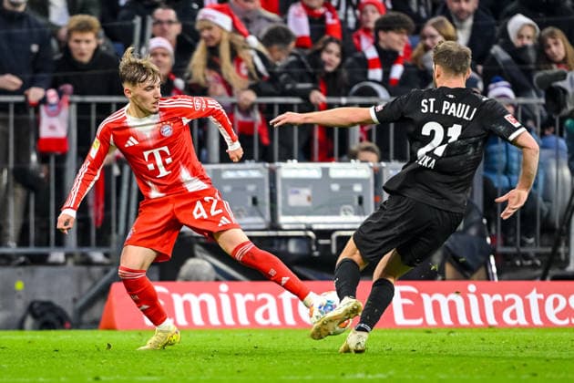 Lennart Karl (Bayern München) und Lars Ritzka (FC St. Pauli) im Zweikampf waehrend des spiels der Bundesliga zwischen FC Bayern München und FC St. Pauli, Allianz Arena am 29. November 2025 in München, Deutschland. (Foto von Harry Langer DeFodi Images) +++ Lennart Karl (Bayern München) und Lars Ritzka (FC St. Pauli) battle for the ball during the Bundesliga match between FC Bayern München and FC St. Pauli at Allianz Arena on November 29, 2025 in München, Germany. (Photo by Harry Langer DeFodi Images) DFL regulations prohibit any use of photographs as image sequences and or quasi-video. (Photo by Harry Langer DeFodi Images) DFL regulations prohibit any use of photographs as image sequences and or quasi-video.