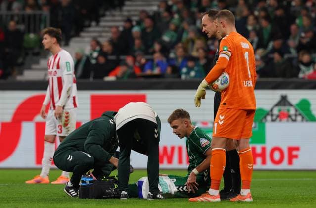 GER, 1.FBL SV Werder Bremen vs.1.FC Koeln 29.11.2025, wohninvest Weserstadion, Bremen, GER, 1.FBL SV Werder Bremen vs.1.FC Koeln im Bild picture shows Verletzt Verletzung Schmerzen. Keke Topp (SV Werder Bremen 09) braucht medizinische Betreuung