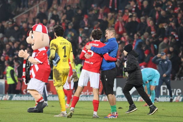 Energie feiert den Sieg. Fussball 3. Liga 2025 2026 FC Energie Cottbus - FC Viktoria Köln