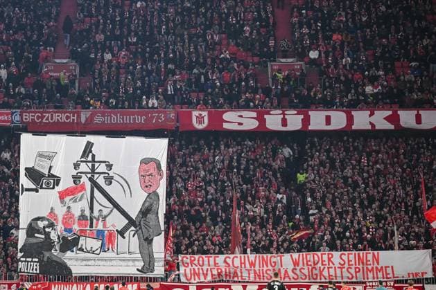 mit Bannern, Spruchband waehrend des spiels der Bundesliga zwischen FC Bayern München und FC St. Pauli, Allianz Arena am 29. November 2025 in München, Deutschland. (Foto von Harry Langer DeFodi Images) +++ with banner during the Bundesliga match between FC Bayern München and FC St. Pauli at Allianz Arena on November 29, 2025 in München, Germany. (Photo by Harry Langer DeFodi Images) DFL regulations prohibit any use of photographs as image sequences and or quasi-video. (Photo by Harry Langer DeFodi Images) DFL regulations prohibit any use of photographs as image sequences and or quasi-video.