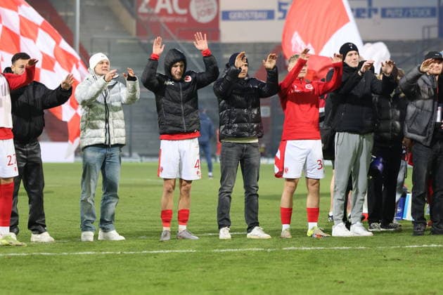 Energie feiert den Sieg. Fussball 3. Liga 2025 2026 FC Energie Cottbus - FC Viktoria Köln
