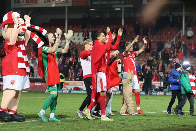 Energie feiert den Sieg. Fussball 3. Liga 2025 2026 FC Energie Cottbus - FC Viktoria Köln