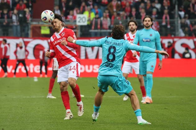 44 Simon Straudi (Energie Cottbus) beim Kopfball Fussball 3. Liga 2025 2026 FC Energie Cottbus - FC Viktoria Köln