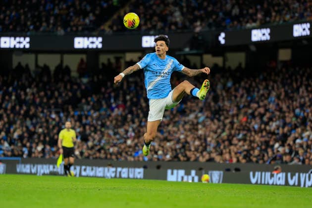Manchester City v Leeds United Premier League 29 11 2025. Nico O Reilly (33) of Manchester City jumps to control the ball during the Premier League match between Manchester City and Leeds United at the Etihad Stadium, Manchester, England on 29 November 2025. Manchester Etihad Stadium Manchester England Editorial use only DataCo restrictions apply See www.football-dataco.com , Copyright: xConorxMolloyx PSI-23306-0026