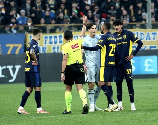 Foto IPP Albano Angilletta Parma 29 11 2025 Calcio Campionato di serie A 2025 2026 Parma - Udinese nella foto: Mariano Troilo viene espulso dall arbitro Italy Photo Press World Copyright italy ITALY  Copyright: xR4924_italyphotopressx