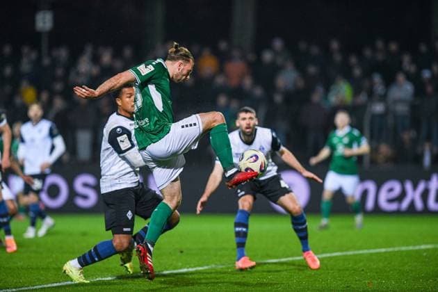 -1. FC 1905 Schweinfurt vs. SV Waldhof Mannheim, Sachs-Stadion Football, 3. Liga -1. FC 1905 Schweinfurt vs. SV Waldhof Mannheim 29 Nov 2025 Sachs-Stadion , Schweinfurt, Germany Image: Manuel Wintzheimer (Schweinfurt) with a big scoring chance that he shot over the crossbar. DFL REGULATIONS PROHIBIT ANY USE OF PHOTOGRAPHS AS IMAGE SEQUENCES AND OR QUASI-VIDEO Schweinfurt Sachs-Stadion Bayern Germany Copyright: xPresseFotoxEvansx
