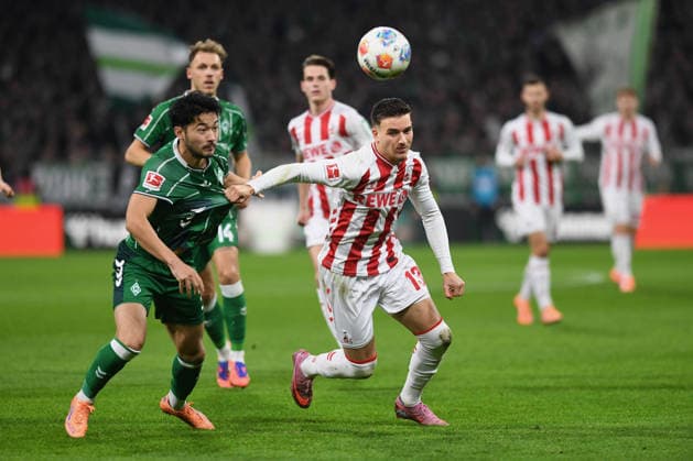 Yukinari Sugawara (Werder Bremen) und Said El Mala (1. FC Koeln) im Zweikampf waehrend des Spiels der Bundesliga zwischen Werder Bremen und dem 1. FC Köln, Weserstadion am 29. November 2025 in Bremen, Deutschland. (Foto von Ralf Treese DeFodi Images) +++ Yukinari Sugawara (Werder Bremen) und Said El Mala (1. FC Koeln) battle for the ball during the Bundesliga match between Werder Bremen and 1. FC Köln at Weserstadion on November 29, 2025 in Bremen, Germany. (Photo by Ralf Treese DeFodi Images) DFL regulations prohibit any use of photographs as image sequences and or quasi-video. (Photo by Ralf Treese DeFodi Images)
