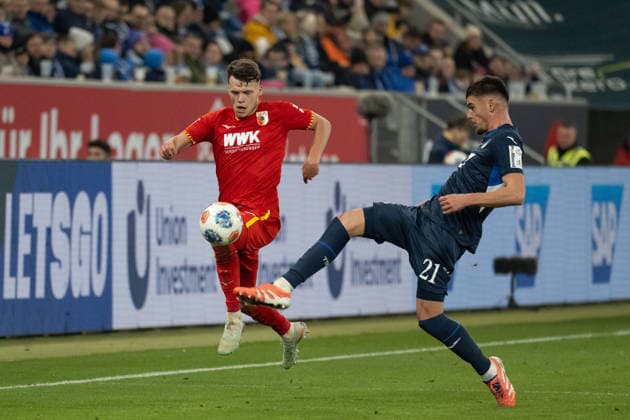 v. li. im Zweikampf Robin Fellhauer (FC Augsburg, 19), Albian Hajdari (TSG 1899 Hoffenheim, 21) GER, TSG 1899 Hoffenheim vs. FC Augsburg, Fussball, Herren, 1. Bundesliga, 12. Spieltag, Spielzeit 2025 2026, 29.11.2025, DFL DFB REGULATIONS PROHIBIT ANY USE OF PHOTOGRAPHS AS IMAGE SEQUENCES AND OR QUASI-VIDEO, GER, TSG 1899 Hoffenheim vs. FC Augsburg, Fussball, Herren, 1. Bundesliga, 12. Spieltag, Spielzeit 2025 2026, 29.11.2025 Sinsheim Copyright: xEibner-Pressefoto WolfgangxFrankx EP_WFK