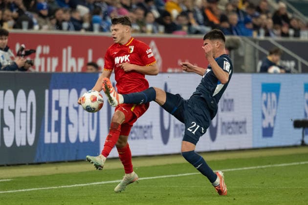 v. li. im Zweikampf Robin Fellhauer (FC Augsburg, 19), Albian Hajdari (TSG 1899 Hoffenheim, 21) GER, TSG 1899 Hoffenheim vs. FC Augsburg, Fussball, Herren, 1. Bundesliga, 12. Spieltag, Spielzeit 2025 2026, 29.11.2025, DFL DFB REGULATIONS PROHIBIT ANY USE OF PHOTOGRAPHS AS IMAGE SEQUENCES AND OR QUASI-VIDEO, GER, TSG 1899 Hoffenheim vs. FC Augsburg, Fussball, Herren, 1. Bundesliga, 12. Spieltag, Spielzeit 2025 2026, 29.11.2025 Sinsheim Copyright: xEibner-Pressefoto WolfgangxFrankx EP_WFK