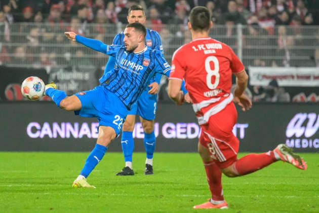 im Bild v.l.: Arijon Ibrahimovic (FCH, 22), Rani Khedira (1.FC Union), Zweikampf, Action, Kampf, kaempft um den Ball, Action, duels, fighting for the ball, , GER, Berlin, 1. FC Union Berlin vs 1.FC Heidenheim 1846, 1. Bundesliga, Fussball, DFB, Spielzeit 2025 2026, Alte Foersterei, 12. Spieltag, DFB DFL REGULATIONS PROHIBIT ANY USE OF PHOTOGRAPHS AS IMAGE SEQUENCES AND OR QUASI-VIDEO, 29.11.25, Copyright: HMBxMedia UwexKoch