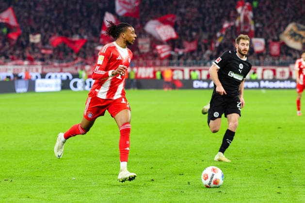 Michael Olise (17, FC Bayern München) beim Spiel zwischen FC Bayern München v FC St.Pauli, Fußball, Herren, Bundesliga, 2025 2026, 12.Spieltag am 29.11.2025 in München, Allianz-Arena. DFL and DFB regulations prohibit any use of photographs as image sequences and or quasi-video. Bayern Deutschland