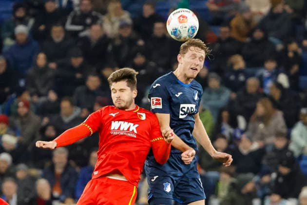 Elvis Rexhbecaj (FC Augsburg, 08) und Wouter Burger (TSG Hoffenheim, 18) beim Kopfballduell , Deutschland, Fussball, 1. Bundesliga, 12.Spieltag, 2025 2026, TSG Hoffenheim vs. FC Augsburg, 29.11.2025, PreZero Arena, Sinsheim, Deutschland Sinsheim PreZero Arena Baden-Württemberg Deutschland Copyright: xGrantxHubbsx