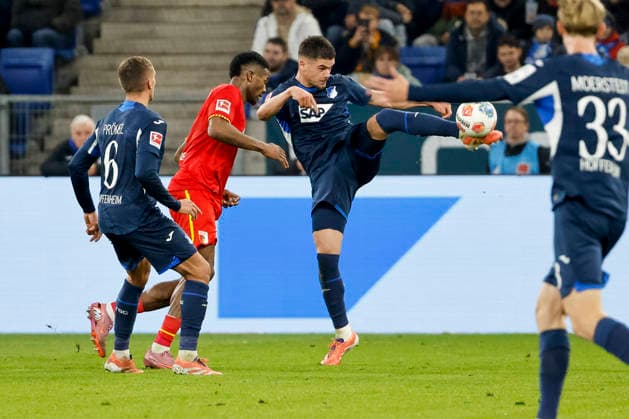 Samuel Essende (FC Augsburg, 09) und Albian Hajdari (TSG Hoffenheim, 21) im Kampf um den Ball , Deutschland, Fussball, 1. Bundesliga, 12.Spieltag, 2025 2026, TSG Hoffenheim vs. FC Augsburg, 29.11.2025, PreZero Arena, Sinsheim, Deutschland Sinsheim PreZero Arena Baden-Württemberg Deutschland Copyright: xGrantxHubbsx