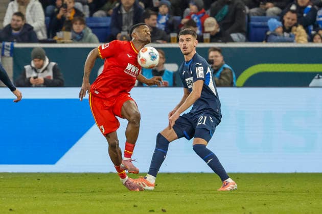 Samuel Essende (FC Augsburg, 09) und Albian Hajdari (TSG Hoffenheim, 21) im Kampf um den Ball , Deutschland, Fussball, 1. Bundesliga, 12.Spieltag, 2025 2026, TSG Hoffenheim vs. FC Augsburg, 29.11.2025, PreZero Arena, Sinsheim, Deutschland Sinsheim PreZero Arena Baden-Württemberg Deutschland Copyright: xGrantxHubbsx