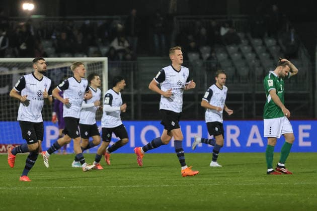 29.11.2025, Fussball, Herren, 16. Spieltag Dritte Liga Saison 2025 2026 3. Liga: FC Schweinfurt 05 - SV Waldhof Mannheim Mannheimer Jubel nach dem 1:0 Schweinfurt Riedel Bau Arena im Sachs-Stadio Bayern Unterfranken Deutschland