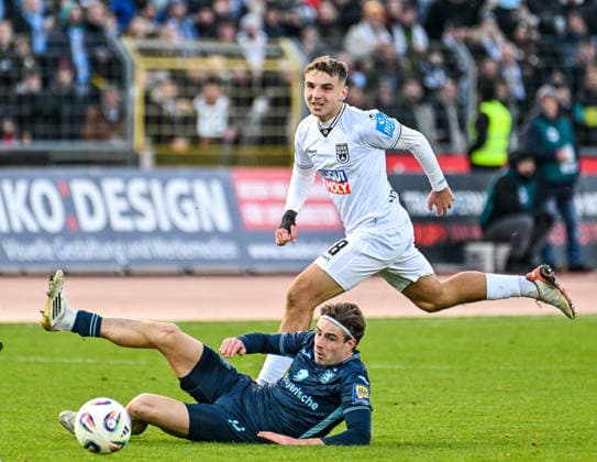 GER, 3. Liga, SSV Ulm 1846 vs TSV 1860 München 29.11.2025, Donaustadion, Ulm, GER, 3. Liga, SSV Ulm 1846 vs TSV 1860 München, im Bild David Philipp (Muenchen, 8), Max Scholze (SSV Ulm, 28)