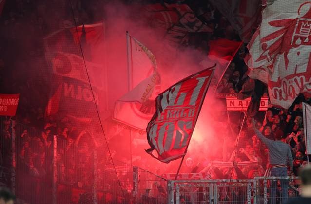 GER, 1.FBL SV Werder Bremen vs.1.FC Koeln 29.11.2025, wohninvest Weserstadion, Bremen, GER, 1.FBL SV Werder Bremen vs.1.FC Koeln im Bild picture shows Pyrotechnik. Feuer. Bengalos. Rauch. 1.FC Koeln