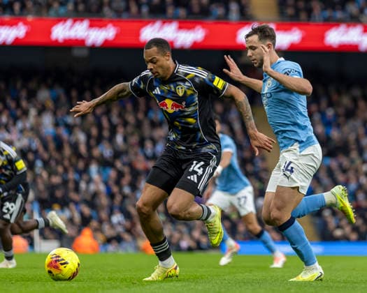 29th November 2025; Etihad Stadium, Manchester, Lancashire, England; Premier League Football, Manchester City versus Leeds United; Lukas Nmecha of Leeds United under pressure from Josko Gvardiol of Manchester City  TimxWilliams