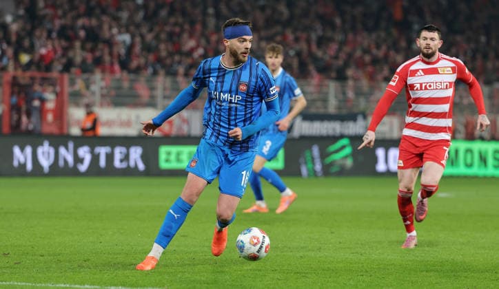 Julian Niehues mit Kopfverband Turban am Ball Einzelbild Freisteller Aktion Fußball Fussball Bundesliga Herren DFL 12. Spieltag Saison 2025 2026 29.11.2025 1.FC Union Berlin FCU vs. 1.FC Heidenheim FCH DFL regulations prohibit any use of photographs as image sequences and or quasi-video.
