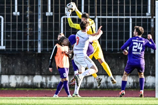 Regionalliga Bayern: Schwaben Augsburg vs FC Bayern München II, 28.11.2025 Iason Drobny (TSV Schwaben Augsburg, 1) hält was zu halten ist. gegen Richard Meier (FC Bayern II,9) , Augsburg, 28.11.2025 - 20. Spieltag der Regionalliga Bayern, Schwaben Augsburg vs FC Bayern München II, Augsburg Rosenaustadion Copyright: xBEAUTIFULxSPORTS Märklx