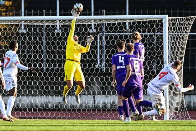 Regionalliga Bayern: Schwaben Augsburg vs FC Bayern München II, 28.11.2025 Iason Drobny (TSV Schwaben Augsburg, 1) muss sich mächtig strecken nach dem Kopfball von Michael Scott (FC Bayern II,17) , Augsburg, 28.11.2025 - 20. Spieltag der Regionalliga Bayern, Schwaben Augsburg vs FC Bayern München II, Augsburg Rosenaustadion Copyright: xBEAUTIFULxSPORTS Märklx