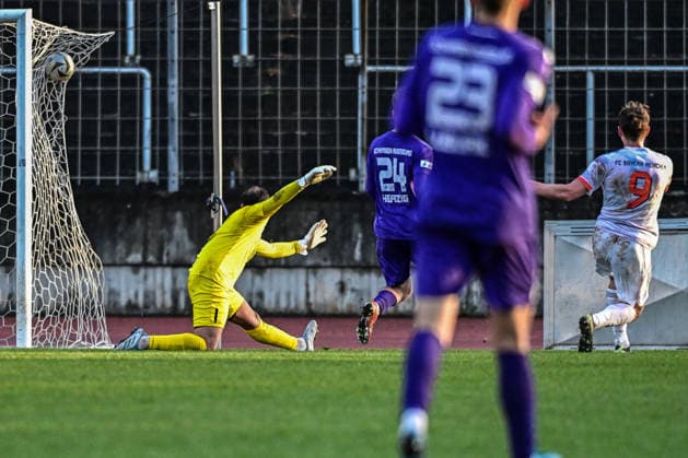 Regionalliga Bayern: Schwaben Augsburg vs FC Bayern München II, 28.11.2025 Richard Meier (FC Bayern II,9) trifft nur ins Außennetz , Augsburg, 28.11.2025 - 20. Spieltag der Regionalliga Bayern, Schwaben Augsburg vs FC Bayern München II, Augsburg Rosenaustadion Copyright: xBEAUTIFULxSPORTS Märklx