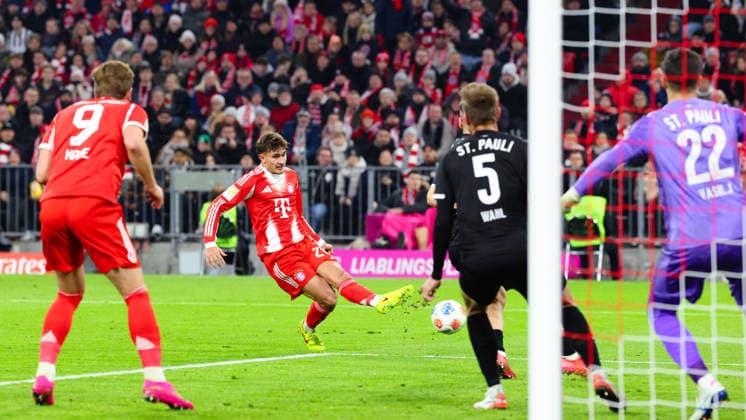 Tom Bischof (20, FC Bayern München) beim Spiel zwischen FC Bayern München v FC St.Pauli, Fußball, Herren, Bundesliga, 2025 2026, 12.Spieltag am 29.11.2025 in München, Allianz-Arena. DFL and DFB regulations prohibit any use of photographs as image sequences and or quasi-video. Bayern Deutschland