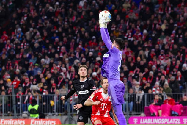 Hauke Wahl (5, FC St.Pauli), Harry Kane (9, FC Bayern München) und Nikola Vasilj (22, FC St.Pauli) beim Spiel zwischen FC Bayern München v FC St.Pauli, Fußball, Herren, Bundesliga, 2025 2026, 12.Spieltag am 29.11.2025 in München, Allianz-Arena. DFL and DFB regulations prohibit any use of photographs as image sequences and or quasi-video. Bayern Deutschland