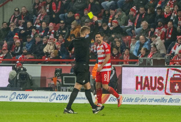 Fußball, Herren, Saison 2025 2026, 1. Bundesliga (12. Spieltag), 1. FC Union Berlin - 1. FC Heidenheim, Schiedsrichter Patrick Ittrich (Hamburg) zeigt Rani Khedira (1. FC Union Berlin) die Gelbe Karte, 29.11.2025, Copyright: xMatthiasxKochx