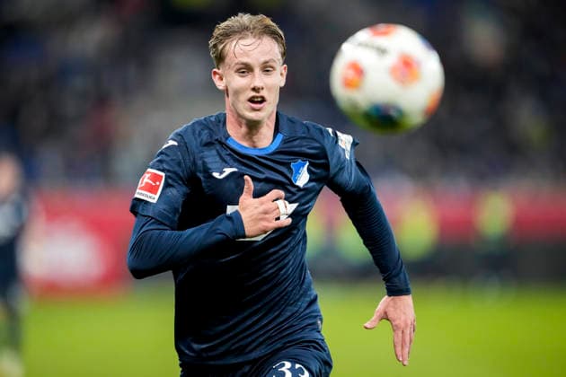 Max Moerstedt (Hoffenheim, 33), am Ball, Einzelbild, Einzelfoto, Aktion, Action, 29.11.2025, Sinsheim (Deutschland), Fussball, Bundesliga, TSG 1899 Hoffenheim - FC Augsburg, DFB DFL REGULATIONS PROHIBIT ANY USE OF PHOTOGRAPHS AS IMAGE SEQUENCES AND OR QUASI-VIDEO.