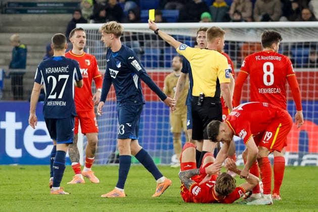 Max Moerstedt (TSG Hoffenheim, 33) bekommt die gelbe Karte von Schiedsrichter Christian Dingert , Deutschland, Fussball, 1. Bundesliga, 12.Spieltag, 2025 2026, TSG Hoffenheim vs. FC Augsburg, 29.11.2025, PreZero Arena, Sinsheim, Deutschland Sinsheim PreZero Arena Baden-Württemberg Deutschland Copyright: xGrantxHubbsx