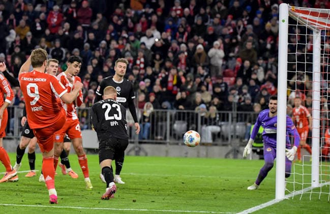 29.11.2025, xemx, Fussball 1.Bundesliga, FC Bayern Muenchen - FC St.Pauli v.l. Harry Kane (FC Bayern Muenchen) Torschuss und Nikola Vasilj (FC St.Pauli) mit parade auf der Linie (DFL DFB REGULATIONS PROHIBIT ANY USE OF PHOTOGRAPHS as IMAGE SEQUENCES and or QUASI-VIDEO) Muenchen