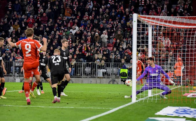 29.11.2025, xemx, Fussball 1.Bundesliga, FC Bayern Muenchen - FC St.Pauli v.l. Harry Kane (FC Bayern Muenchen) Torschuss und Nikola Vasilj (FC St.Pauli) mit parade auf der Linie (DFL DFB REGULATIONS PROHIBIT ANY USE OF PHOTOGRAPHS as IMAGE SEQUENCES and or QUASI-VIDEO) Muenchen