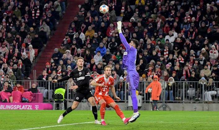 29.11.2025, xemx, Fussball 1.Bundesliga, FC Bayern Muenchen - FC St.Pauli v.l. Hauke Wahl (FC St.Pauli), Harry Kane (FC Bayern Muenchen), Nikola Vasilj (FC St.Pauli) Zweikampf, Aktion, action, battle for the ball (DFL DFB REGULATIONS PROHIBIT ANY USE OF PHOTOGRAPHS as IMAGE SEQUENCES and or QUASI-VIDEO) Muenchen