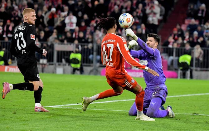 29.11.2025, xemx, Fussball 1.Bundesliga, FC Bayern Muenchen - FC St.Pauli v.l. Michael Olise (FC Bayern Muenchen), Nikola Vasilj (FC St.Pauli) Zweikampf, Aktion, action, battle for the ball (DFL DFB REGULATIONS PROHIBIT ANY USE OF PHOTOGRAPHS as IMAGE SEQUENCES and or QUASI-VIDEO) Muenchen