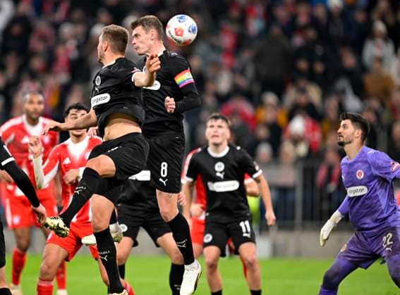 29.11.2025, Fussball Bundesliga 2025 2026, 12.Spieltag, FC Bayern München - FC St. Pauli, in der Allianz-Arena München, Alle Pauli Spieler wehren ab