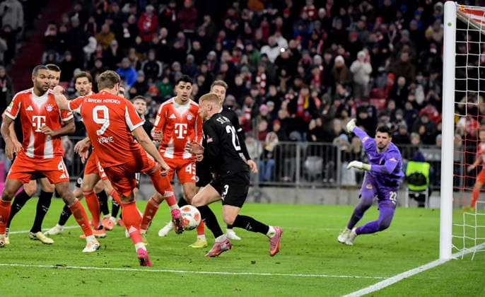 29.11.2025, xemx, Fussball 1.Bundesliga, FC Bayern Muenchen - FC St.Pauli v.l. Harry Kane (FC Bayern Muenchen) mit Torschuss (DFL DFB REGULATIONS PROHIBIT ANY USE OF PHOTOGRAPHS as IMAGE SEQUENCES and or QUASI-VIDEO) Muenchen