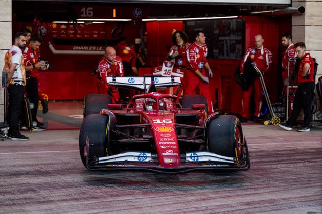 Charles Leclerc (Scuderia Ferrari HP, Monaco, 16) im SF-25 faehrt aus der Garage Box in die Boxengasse, dahinter Mechaniker aus seinem Team, QTR, Formel 1 Weltmeisterschaft, Qatar Grand Prix, Lusail International Circuit, Sprintrennen, 29.11.2025 QTR, Formel 1 Weltmeisterschaft, Qatar Grand Prix, Lusail International Circuit, 29.11.2025 Lusail Copyright: xEibner-Pressefoto Memmlerx EP_MMR