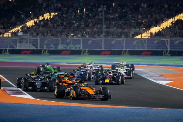 Oscar Piastri (McLaren Formula 1 Team, Australien, 81) im MCL39 beim Start Rennstart vor George Russell (Mercedes-AMG Petronas F1 Team, Großbritannien, 63), Lando Norris (McLaren Formula 1 Team, Großbritannien, 04), Max Verstappen (Oracle Red Bull Racing, Niederlande, 01), QTR, Formel 1 Weltmeisterschaft, Qatar Grand Prix, Lusail International Circuit, Sprintrennen, 29.11.2025 QTR, Formel 1 Weltmeisterschaft, Qatar Grand Prix, Lusail International Circuit, 29.11.2025 Lusail Copyright: xEibner-Pressefoto Memmlerx EP_MMR