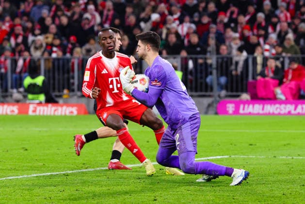 Nikola Vasilj (22, FC St.Pauli), vor Nicolas Jackson (11, FC Bayern München) beim Spiel zwischen FC Bayern München v FC St.Pauli, Fußball, Herren, Bundesliga, 2025 2026, 12.Spieltag am 29.11.2025 in München, Allianz-Arena. DFL and DFB regulations prohibit any use of photographs as image sequences and or quasi-video. Bayern Deutschland