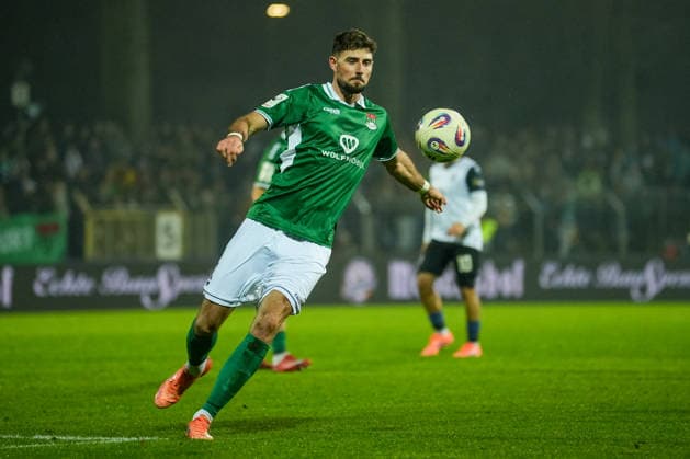 Fussball: 3. Liga, Finalspiel 1, 1. FC Schweinfurt 05 - SV Waldhof Mannheim am 29.11.2025 in Schweinfurt (Sachs-Stadion ), Deutschland, Saison 2025 2026: DFB DFL REGULATIONS PROHIBIT ANY USE OF PHOTOGRAPHS as IMAGE SEQUENCES and or QUASI-VIDEO: Lucas Zeller (6, S05) im Fokus. Schweinfurt Sachs-Stadion Deutschland Copyright: xChristophxKinzingerx
