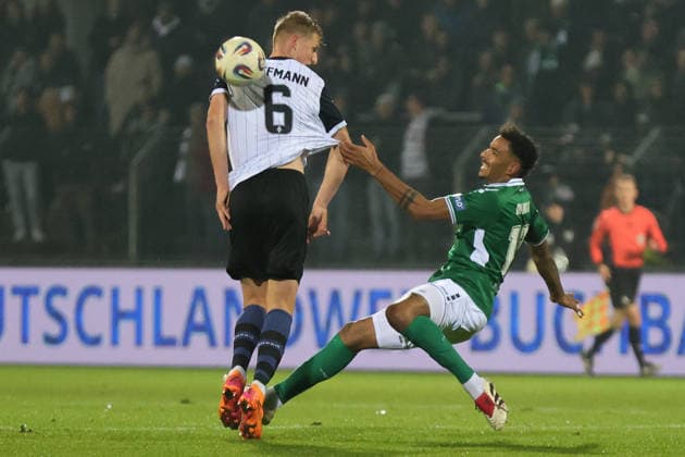 29.11.2025, Fussball, Herren, 16. Spieltag Dritte Liga Saison 2025 2026 3. Liga: FC Schweinfurt 05 - SV Waldhof Mannheim Von links: Niklas Hoffmann (SV Waldhof Mannheim, 06) gegen Michael Dellinger (FC Schweinfurt 05, 10) Schweinfurt Riedel Bau Arena im Sachs-Stadio Bayern Unterfranken Deutschland