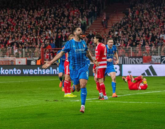 Fußball, Herren, Saison 2025 2026, 1. Bundesliga (12. Spieltag), 1. FC Union Berlin - 1. FC Heidenheim, Stefan Schimmer (Heidenheim), Jubel nach Tor zum 1:1, 29.11.2025, Copyright: xSebastianxRäppold MatthiasxKochx