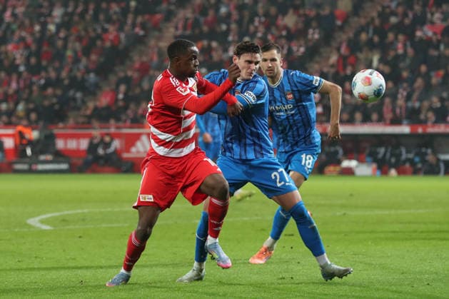 29.11.2025, xtgx, Fussball 1. Bundesliga, 1. FC Union Berlin - 1. FC Heidenheim emspor, v.l. Ilyas Ansah (Union Berlin, 10), Thomas Keller (Heidenheim, 27) Zweikampf, Duell, Kampf, tackle (DFL DFB REGULATIONS PROHIBIT ANY USE OF PHOTOGRAPHS as IMAGE SEQUENCES and or QUASI-VIDEO) Berlin