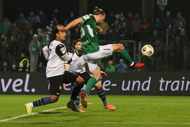 29.11.2025, Fussball, Herren, 16. Spieltag Dritte Liga Saison 2025 2026 3. Liga: FC Schweinfurt 05 - SV Waldhof Mannheim Von links: Samuel Abifade (Waldhof Mannheim, 17) gegen Manuel Wintzheimer (FC Schweinfurt 05, 25) Schweinfurt Riedel Bau Arena im Sachs-Stadio Bayern Unterfranken Deutschland