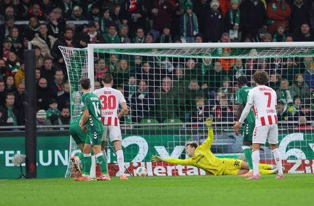 GER, 1.FBL SV Werder Bremen vs.1.FC Koeln 29.11.2025, wohninvest Weserstadion, Bremen, GER, 1.FBL SV Werder Bremen vs.1.FC Koeln im Bild picture shows Tor zum 1:1 . Torschütze Torschuetze Said El Mala (1.FC Koeln 13) nict im Bild trifft zum 1:1 ins Tor von Torwart Mio Backhaus (SV Werder Bremen 30)